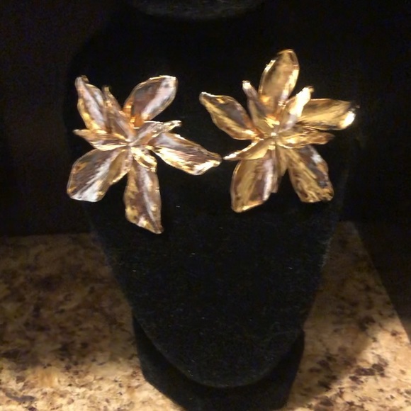 Gorgeous Gold Flower Statement earrings - Picture 2 of 6